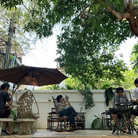 The Hidden House Hostel Bangkok Exterior photo