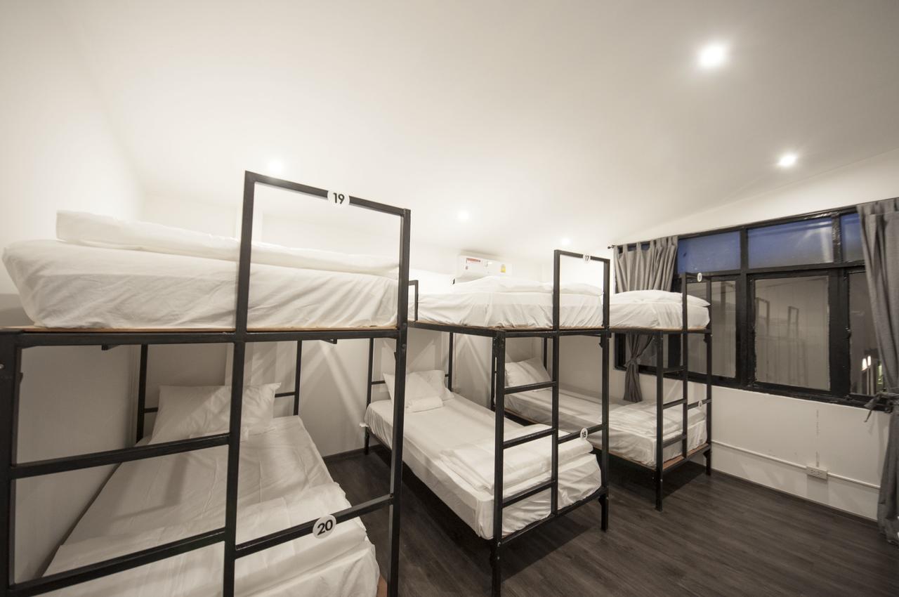 The Hidden House Hostel Bangkok Exterior photo