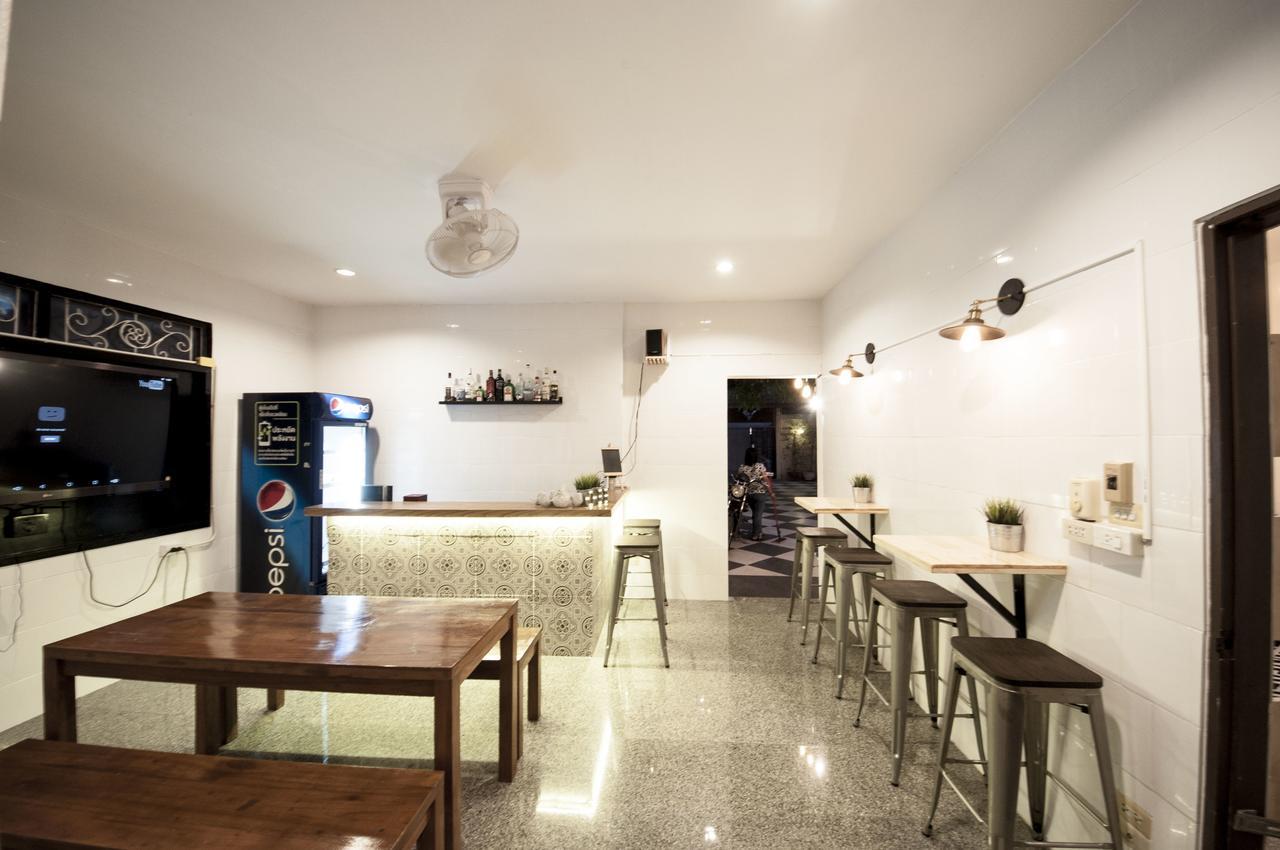 The Hidden House Hostel Bangkok Exterior photo