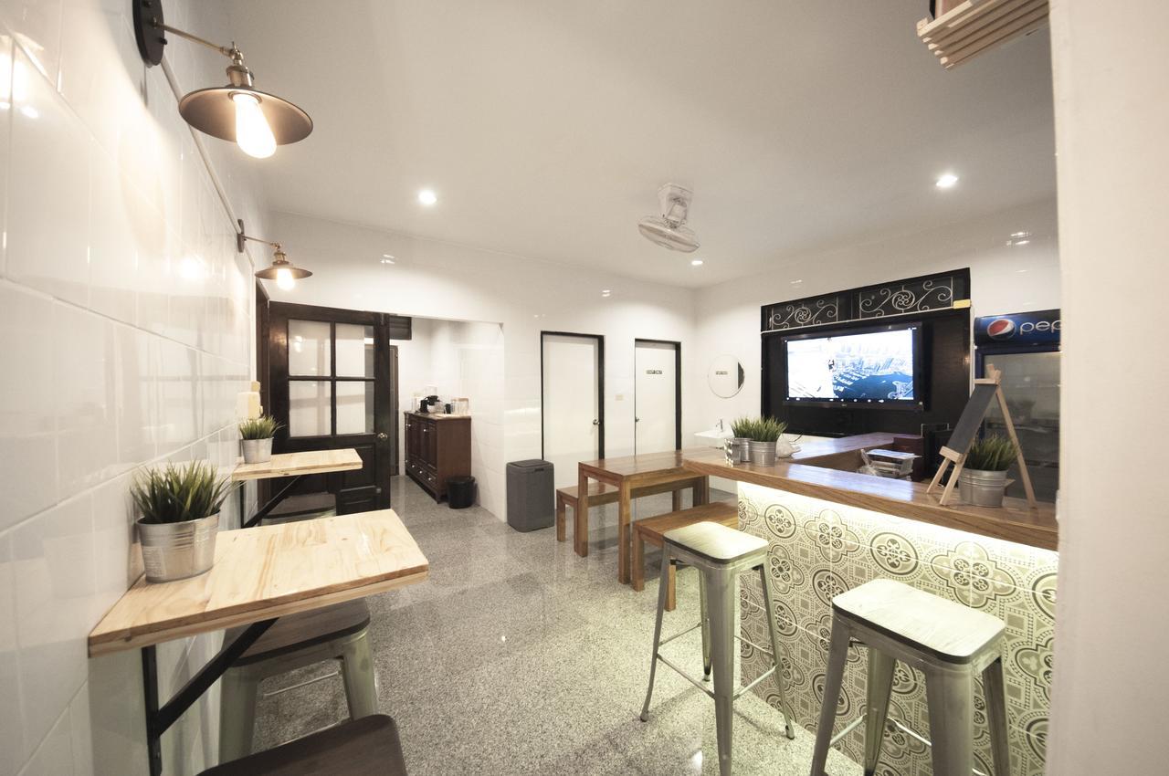 The Hidden House Hostel Bangkok Exterior photo