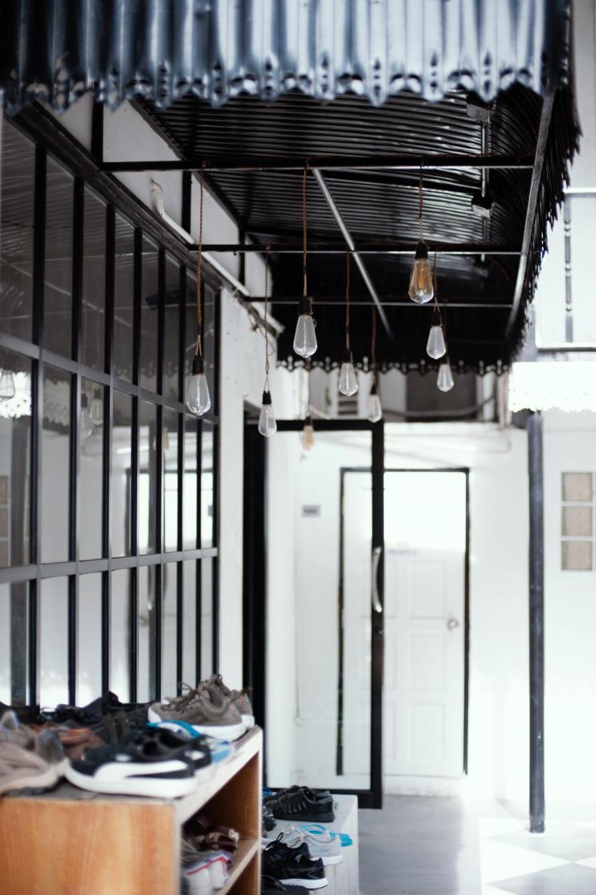 The Hidden House Hostel Bangkok Exterior photo