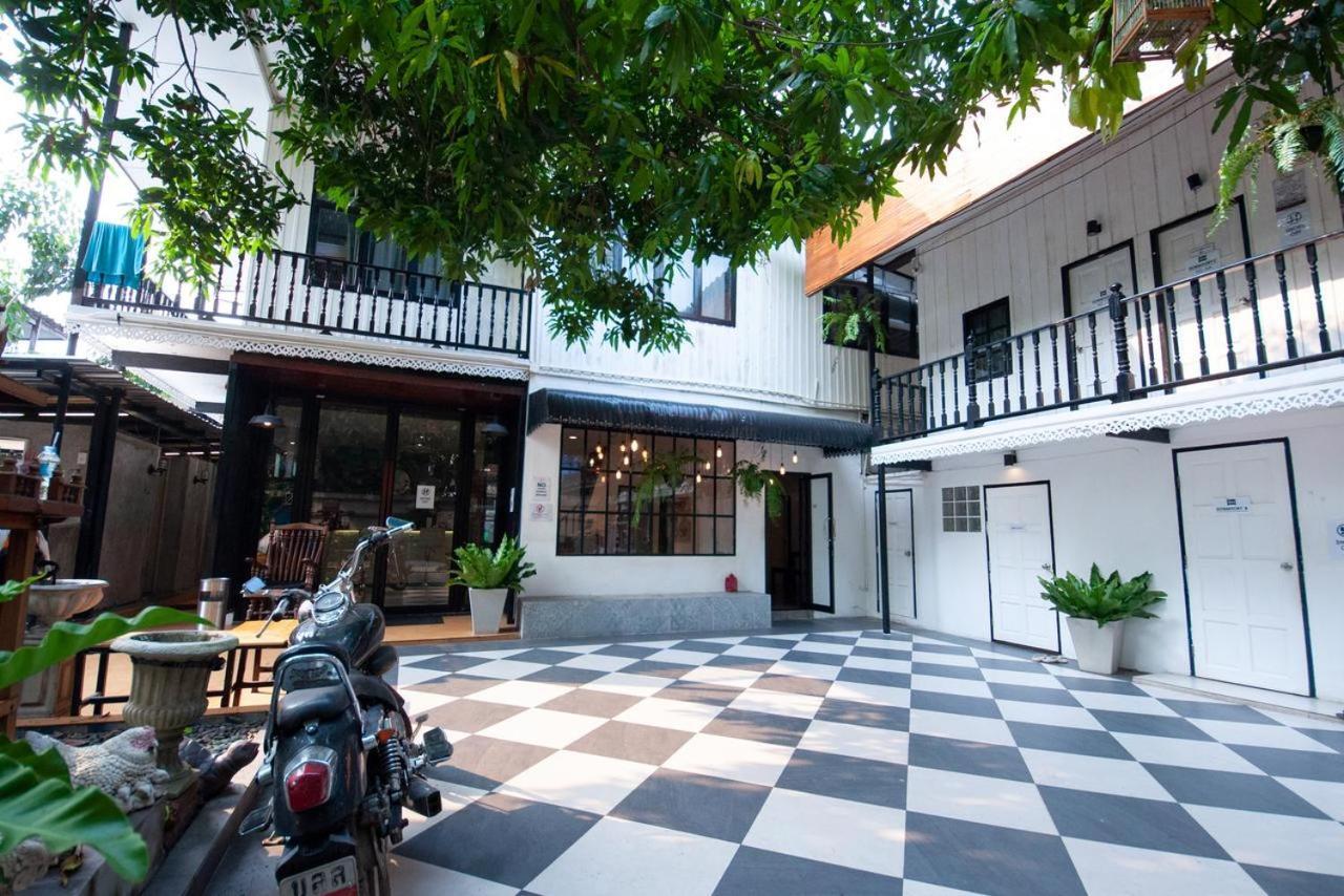 The Hidden House Hostel Bangkok Exterior photo